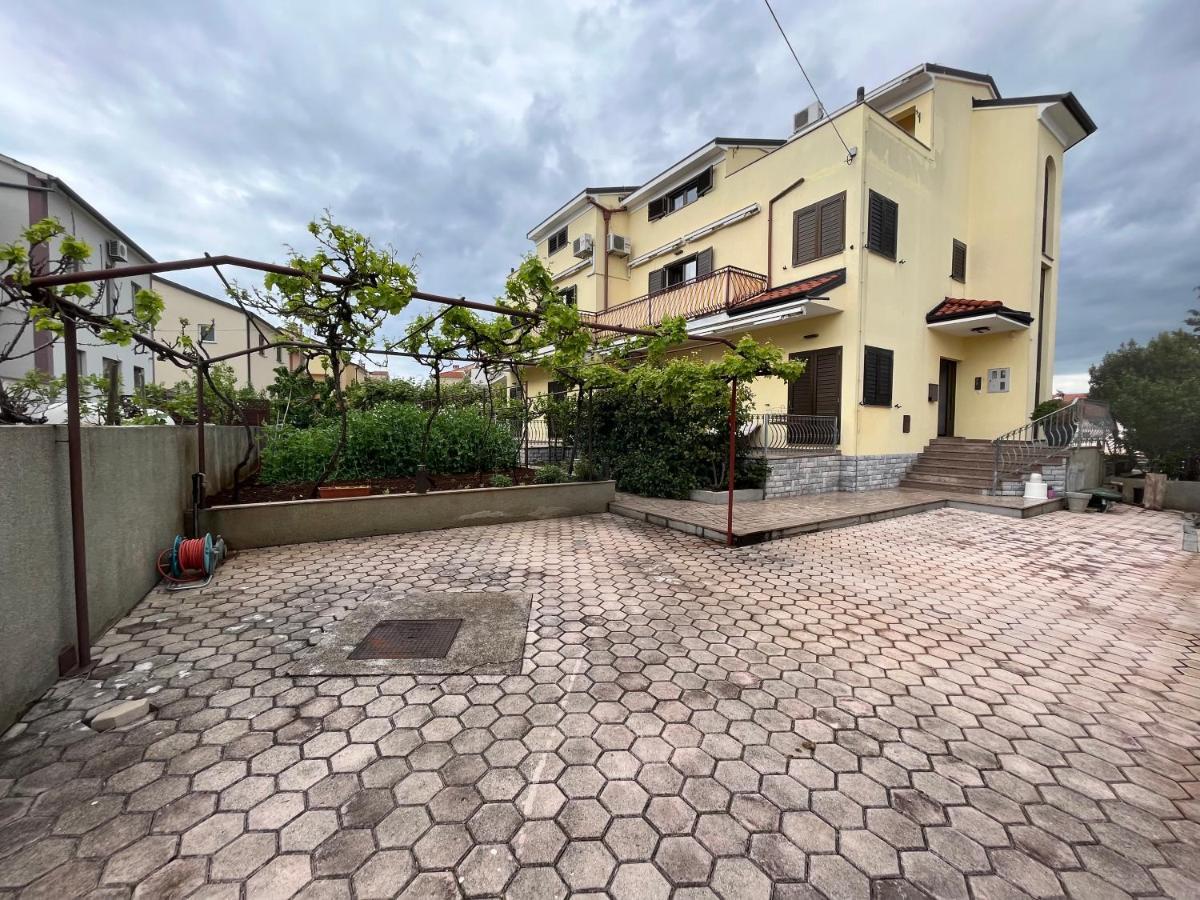 Holiday Apartments Sonne 로비니 외부 사진